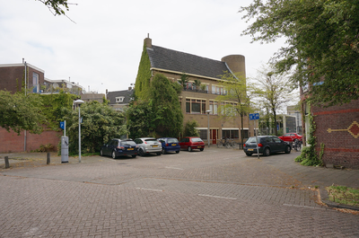 821411 Gezicht in de Blekerstraat te Utrecht, vanaf de Lange Hagelstraat / Westplein.
